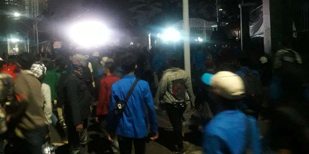 Aksi demonstrasi mahasiswa di belakang gedung DPR RI