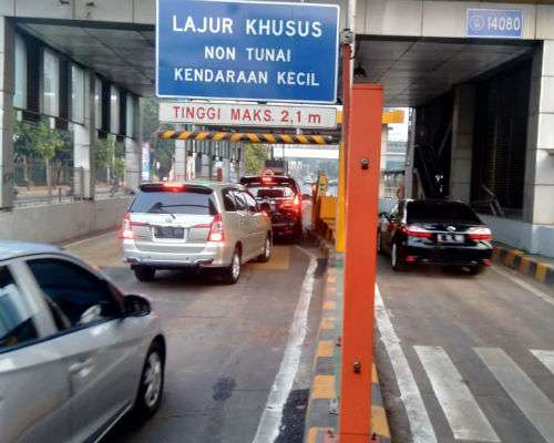 Kondisi gerbang tol pasca aksi mahasiswa semalam