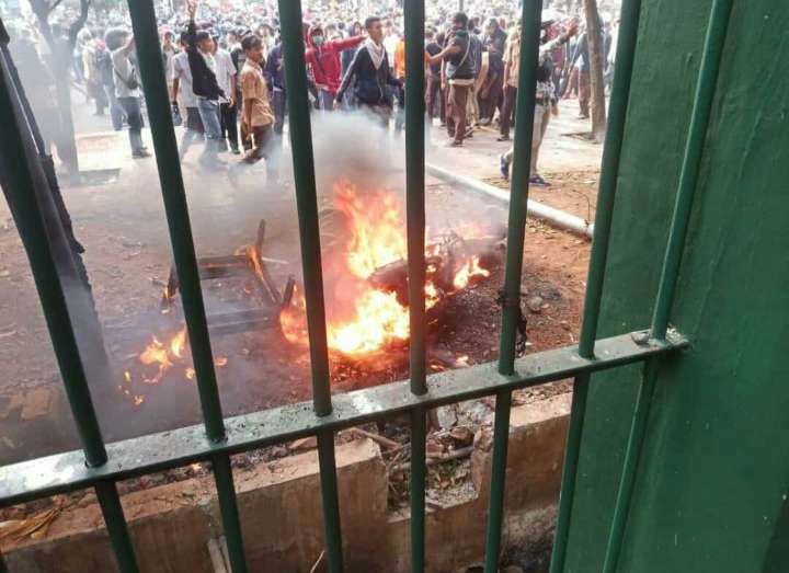 Motor milik wartawan Okezone dibakar massa demonstran (Foto: Dream.co.id/Muhammad Ilman Nafi`an)
