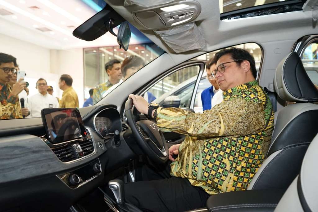 Airlangga menjajal mobil Wuling.
