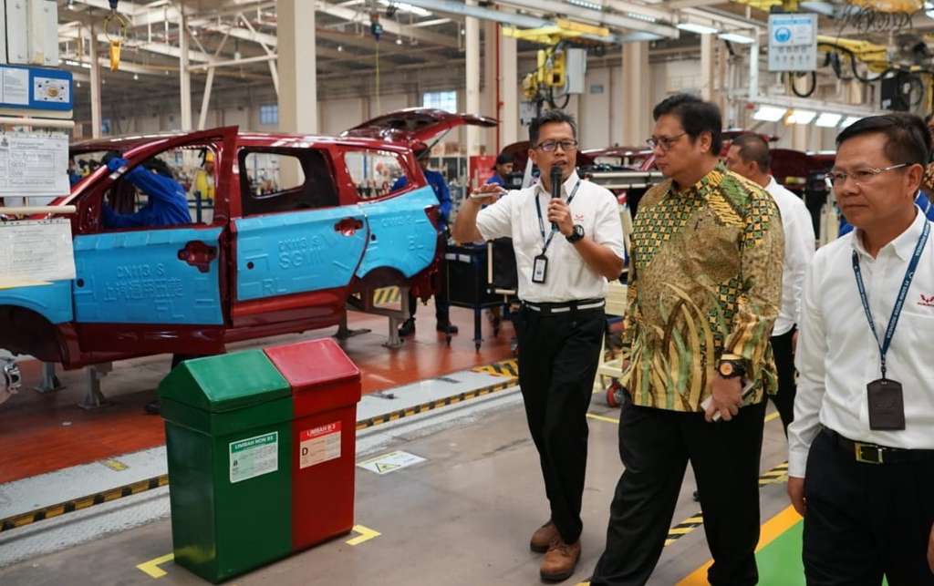 Menteri Perindustrian, Airlangga Hartartom di pabrik Wuling.
