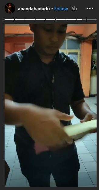 Polisi membawa surat penangkap (Foto: Instagram Ananda Badudu)an