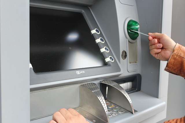 5 Cara Mengambil Uang di ATM dari Berbagai Macam Bank