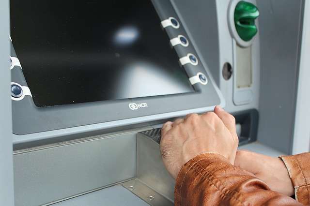 5 Cara Mengambil Uang di ATM dari Berbagai Macam Bank