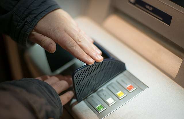 5 Cara Mengambil Uang di ATM dari Berbagai Macam Bank