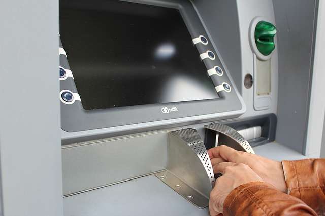 5 Cara Mengambil Uang di ATM dari Berbagai Macam Bank