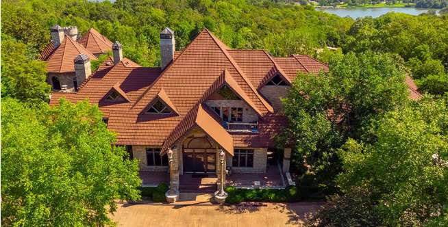 Rumah mewah dengan air terjun