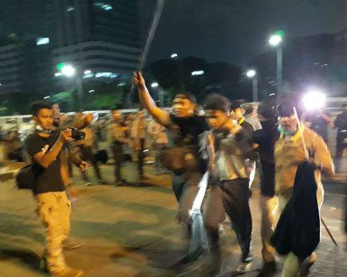 Polisi mengamankan demonstran (Dream.co.id/Muhammad Ilman Naf)i`an