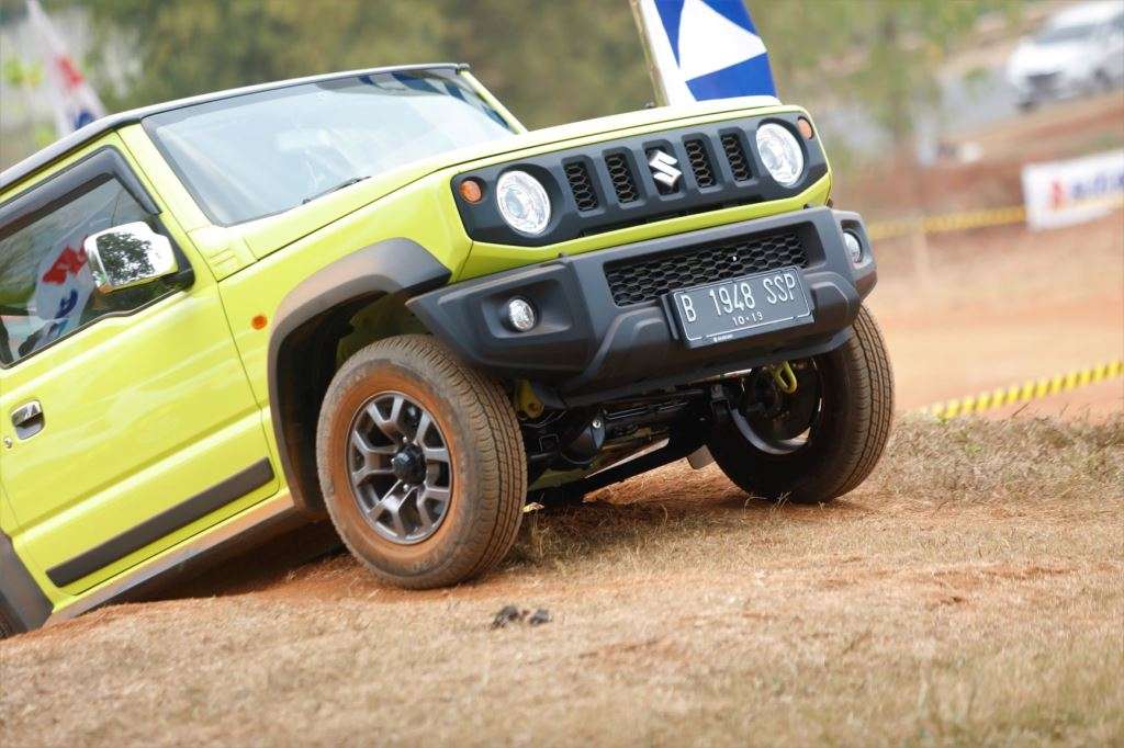 Suzuki Jimny pamer kekuatan di medan offroad (1)
