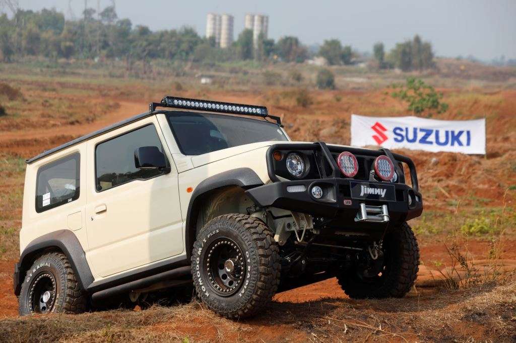 Suzuki Jimny pamer kekuatan di medan offroad (2)