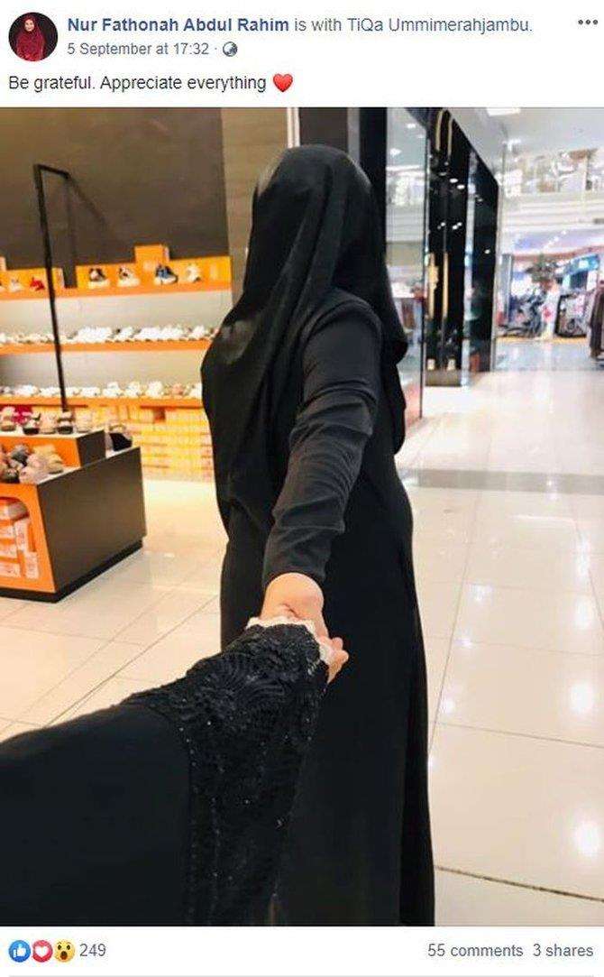 Kekompakan Atiqah dan Fathonah meniru pose Follow me.