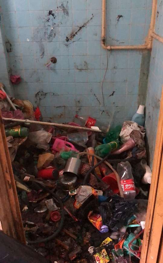 Rumah kontrakan jorok mirip tempat pembuangan sampah akhir.