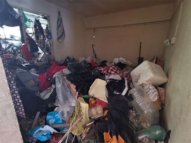 Rumah kontrakan penuh sampah hingga hampir menyentuh plafon.