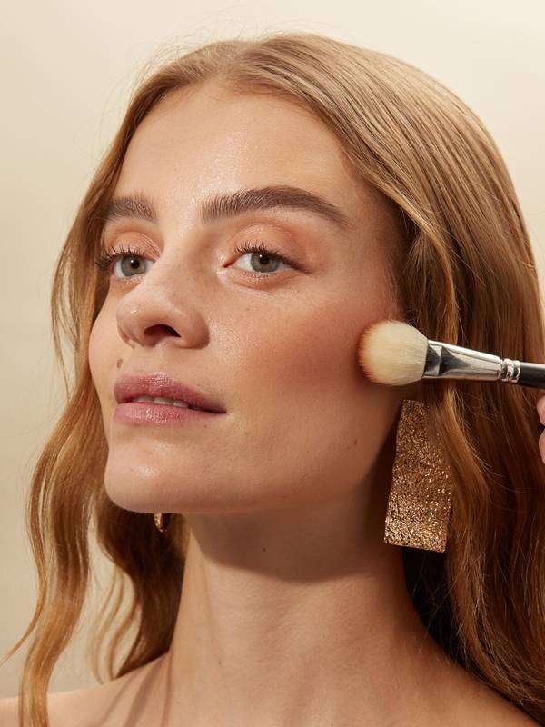 5 Tahapan Membuat Wajah ‘Glowing’ dan Natural dengan Sentuhan Make Up