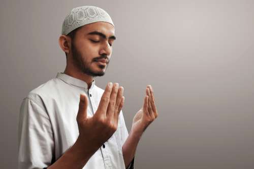 Cara Mendekatkan Diri pada Allah