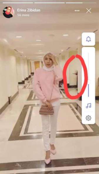 Muncul sosok pria yang diduga pegawai hotel di latar belakang