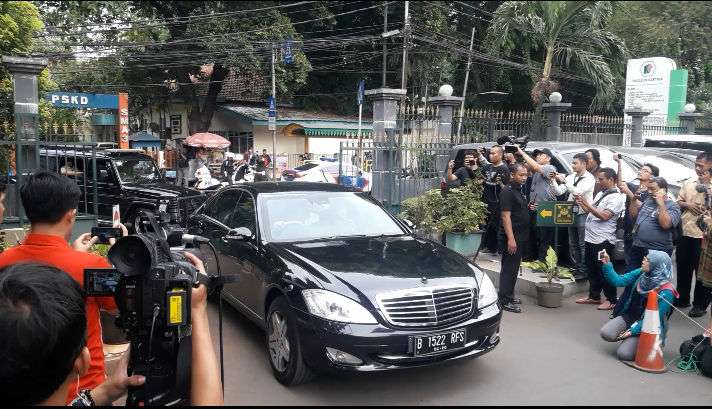 Mobil kepresidenan Jokowi tiba di RSPAD Gatot Soebroto (Foto:Dream.co.id/Muhammad Ilman Nafi`an) Mobil kepresidenan Jokowi tiba di RSPAD Gatot Soebroto (Foto:Dream.co.id/Muhammad Ilman Nafi`an)