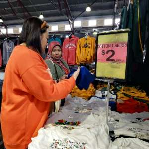 Kamu bisa mendapatkan kaos murah di Queen Victoria Market. Kamu bisa mendapatkan kaos murah di Queen Victoria Market.