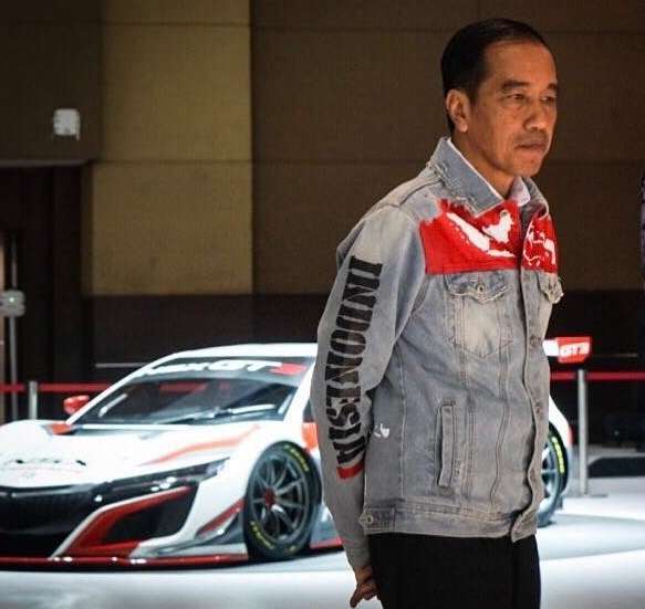 Jokowi mengenakan jaket buatan Naver Too Lavish