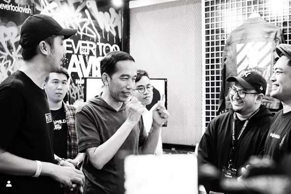 Jokowi mengunjungi store Naver Too Lavish (NTL)