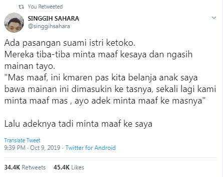 Ada anak kecil yang meminta maaf karena ketahuan mencuri di toko.