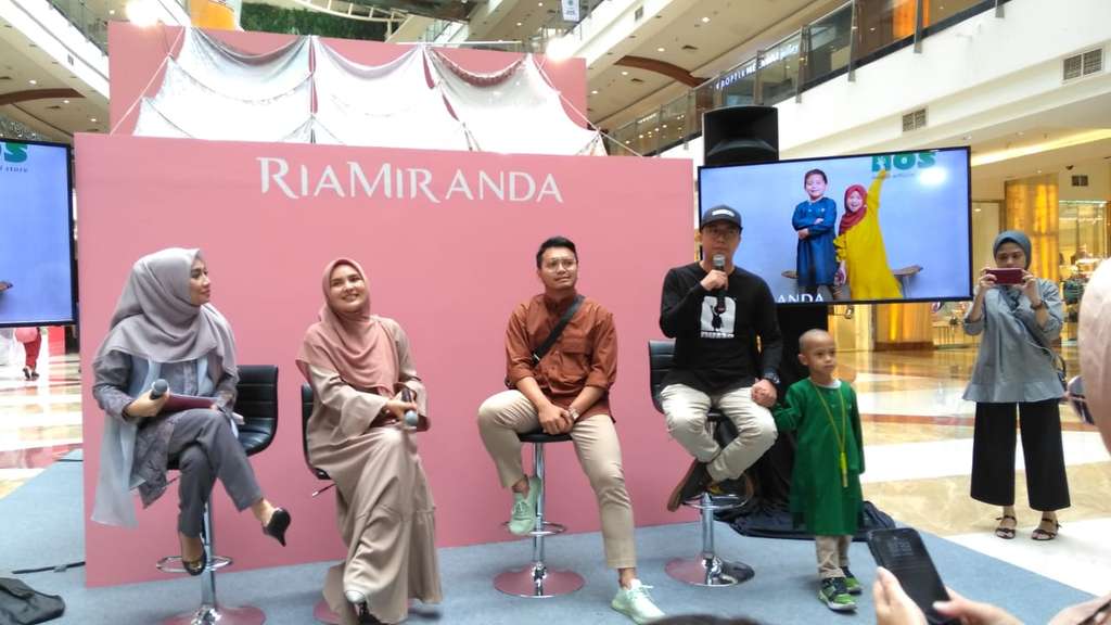 Ada yang ingin disampaikan Ria Miranda dalam koleksi baju terbarunya.