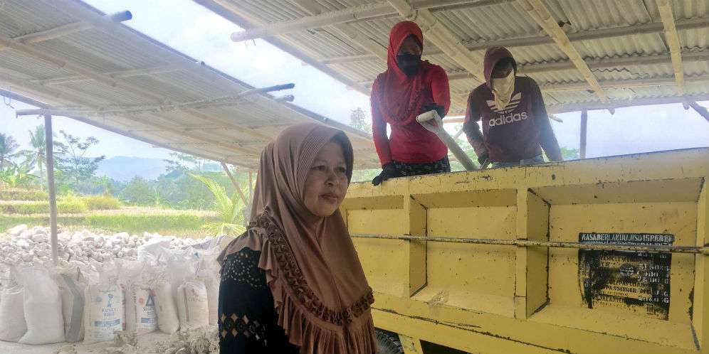 Robiah sukses mengembangkan bisnis kapur tulis di Cianjur, Jawa Barat