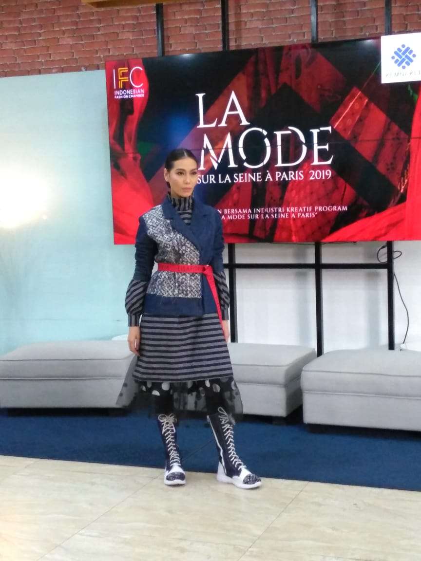 LA MODE Sur La Seine a Paris