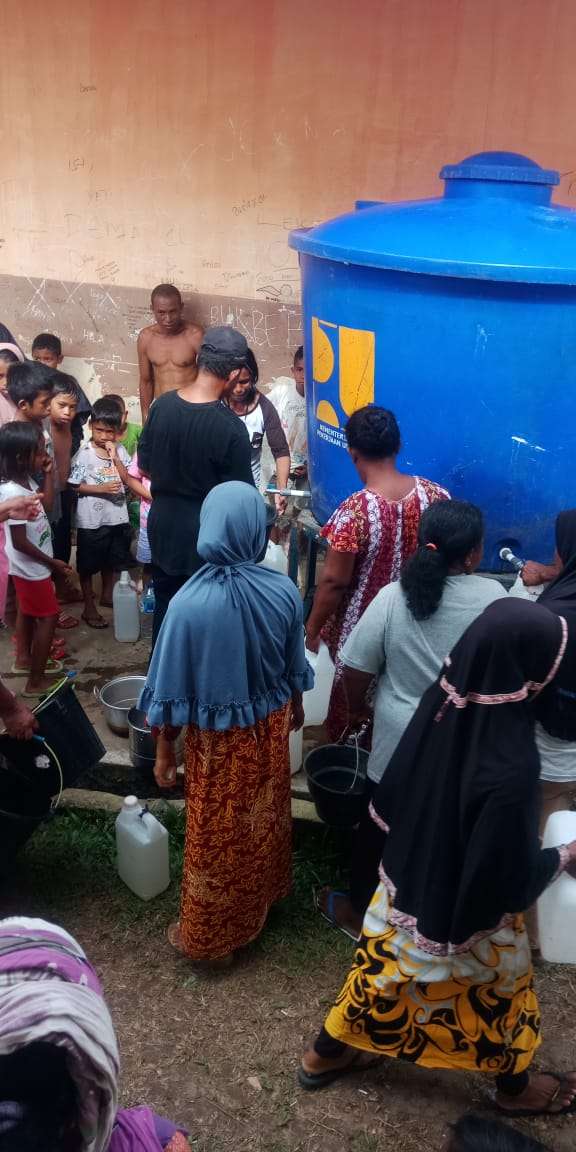 Warga mencari air bersih