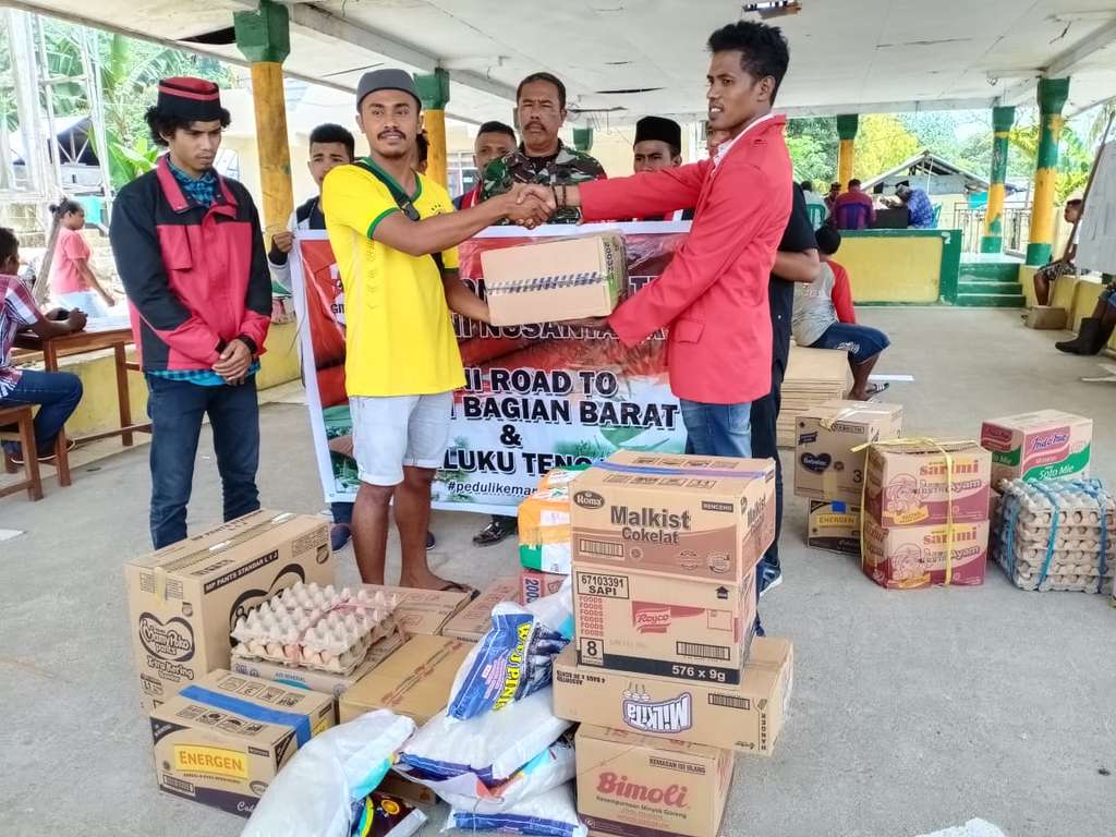 Warga menerima bantuan