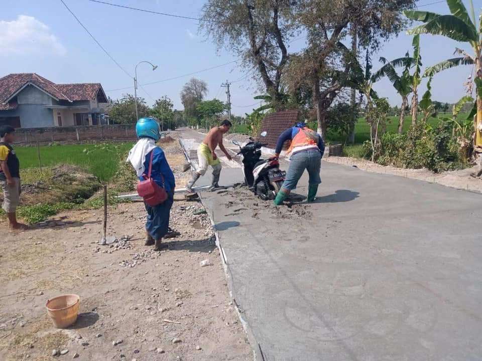 Akhirnya, dibantu oleh para pekerja proyek.