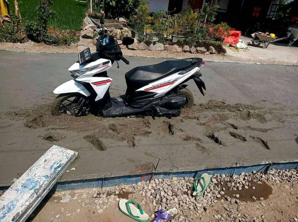 Motornya terjebak