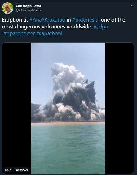 Letusan Gunung Anak Krakatau (Foto: Twitter @christophsator)