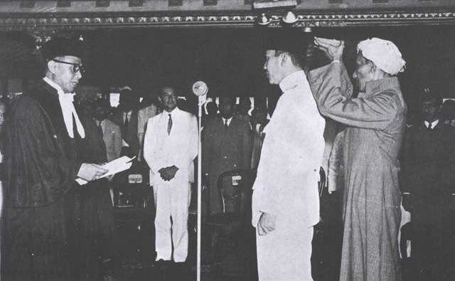 Pelantikan Soekarno sebagai Presiden RIS di Keraton Yogyakarta (http://www.lenterajogja.com)