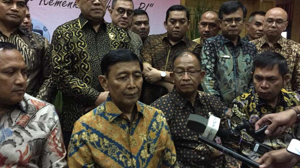 Menko Polhukam Wiranto usai dirawat di RSPAD Gatot Soebroto.