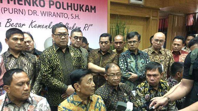 Menko Polhukam Wiranto berbincang dengan wartawan usai dirawat di RSPAD Gatot Soebroto.