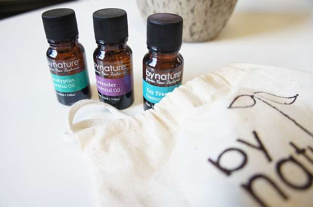 8 Cara Menggunakan Minyak Esensial Lavender Untuk Kulit dan Rambut 8 Cara Menggunakan Minyak Esensial Lavender Untuk Kulit dan Rambut