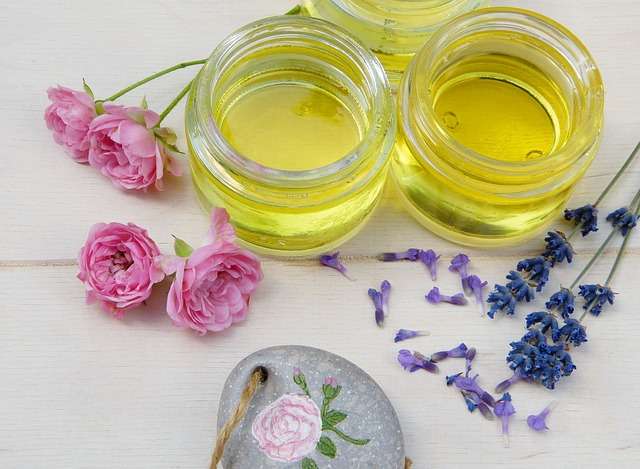8 Cara Menggunakan Minyak Esensial Lavender Untuk Kulit dan Rambut 8 Cara Menggunakan Minyak Esensial Lavender Untuk Kulit dan Rambut