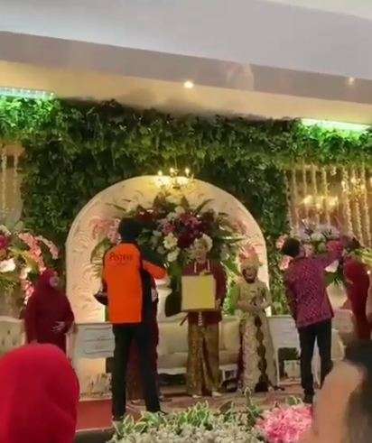 kurir antarkan barang ke pengantin