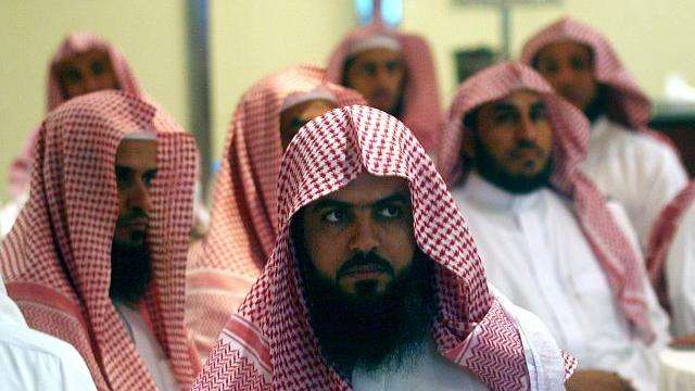 Para anggota polisi penegak syariah Arab Saudi.
