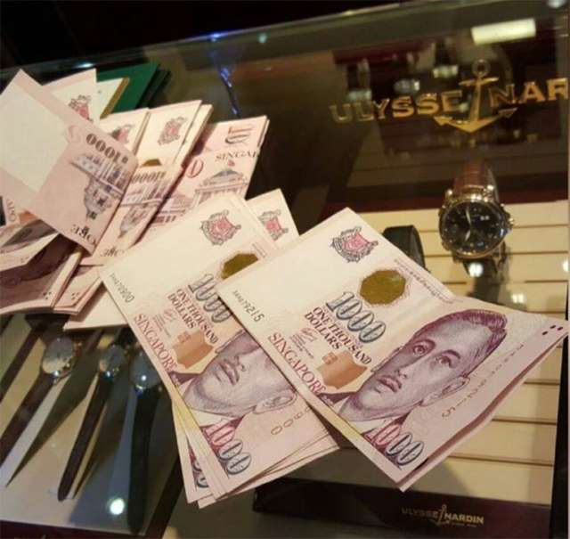 Dia juga pamer jam tangan mewah seharga Rp486 juta.