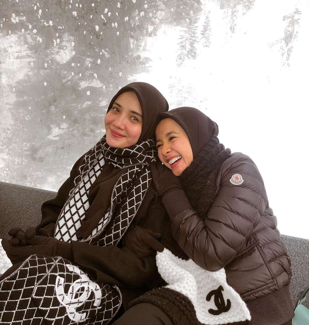 Tampil Mempesona, Ini 8 Potret Zaskia Sungkar dalam Busana Hitam