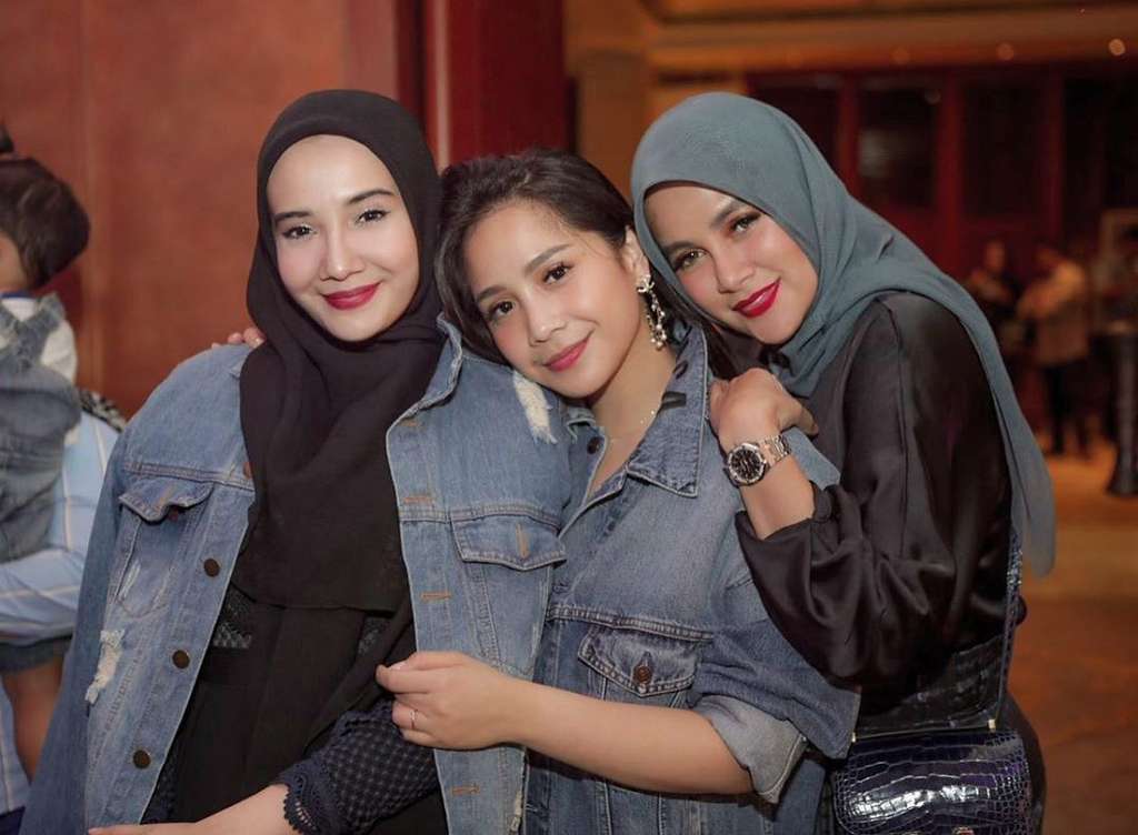 Tampil Mempesona, Ini 8 Potret Zaskia Sungkar dalam Busana Hitam