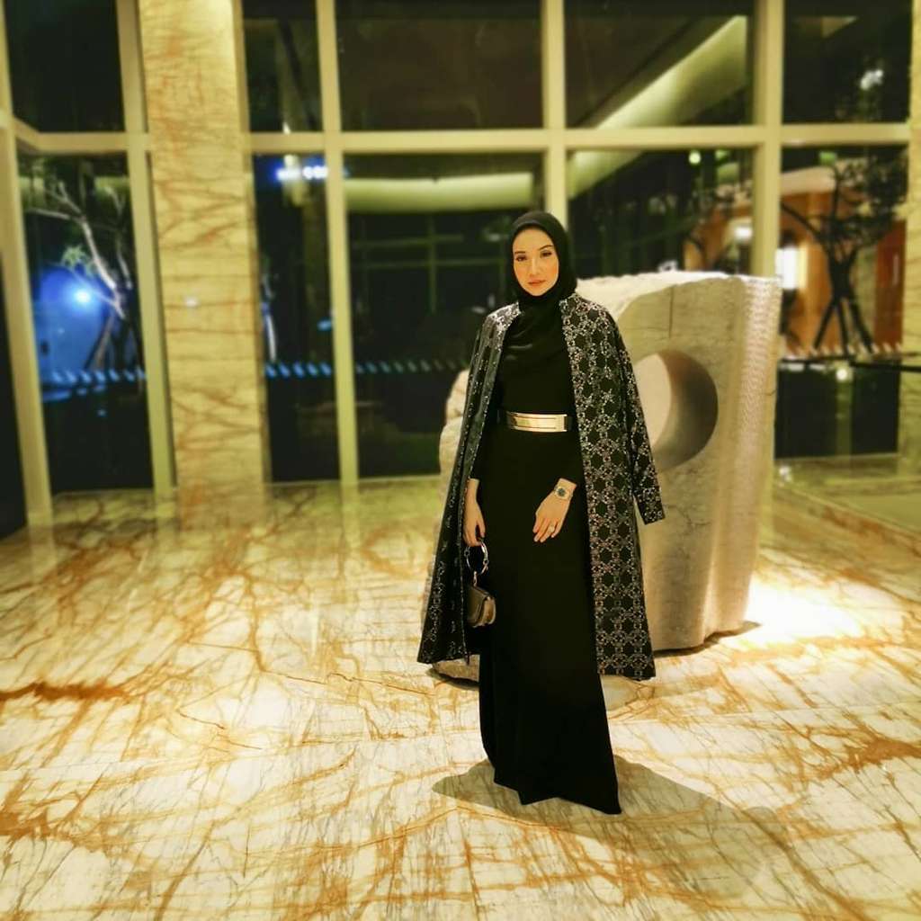 Tampil Mempesona, Ini 8 Potret Zaskia Sungkar dalam Busana Hitam