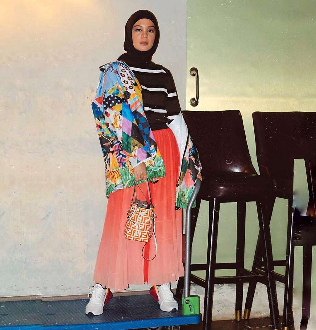 9 Gaya Nyentrik Tantri Namirah, Modis Banget!