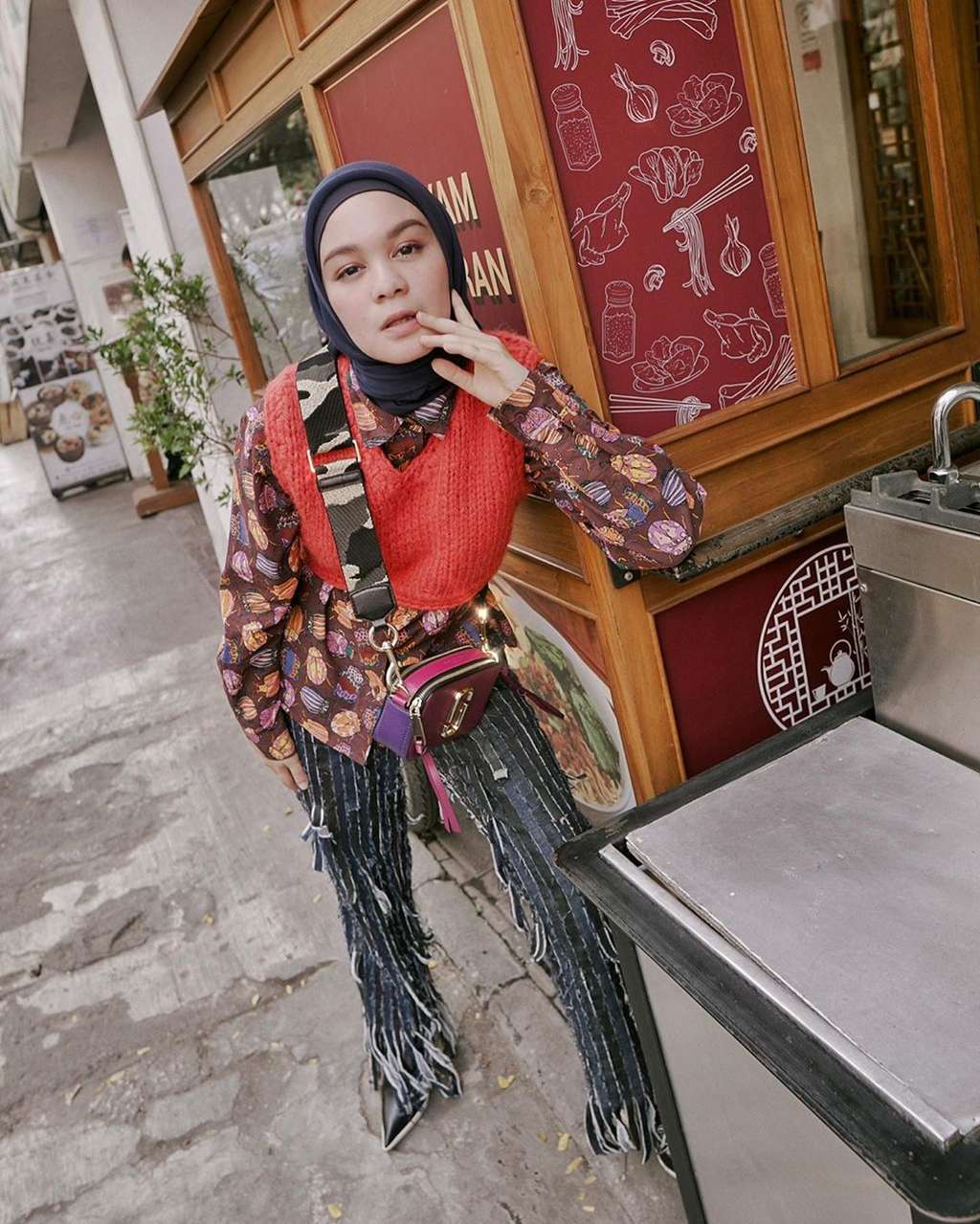 9 Gaya Nyentrik Tantri Namirah, Modis Banget!