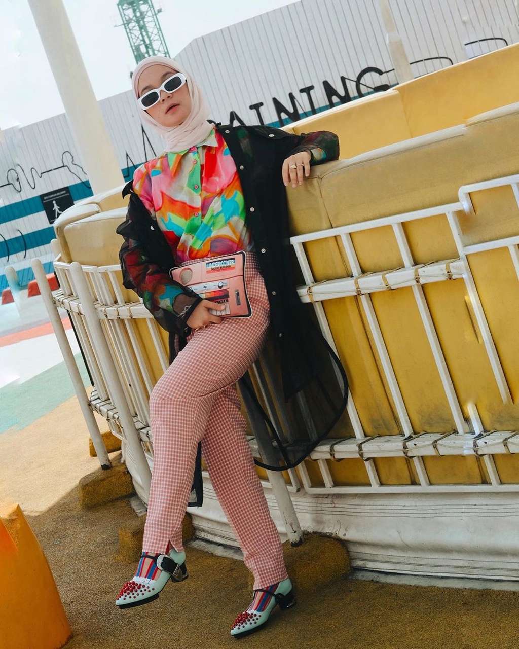 9 Gaya Nyentrik Tantri Namirah, Modis Banget!