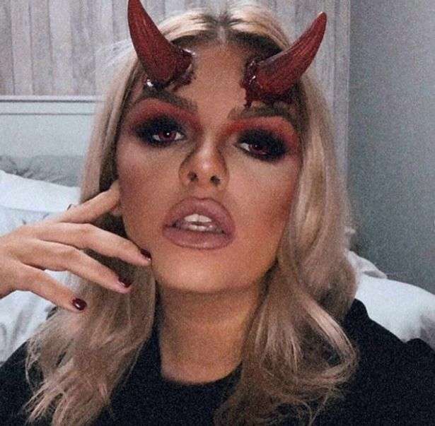 Tanduk iblis mainan tak bisa dilepas dari kepalanya.
