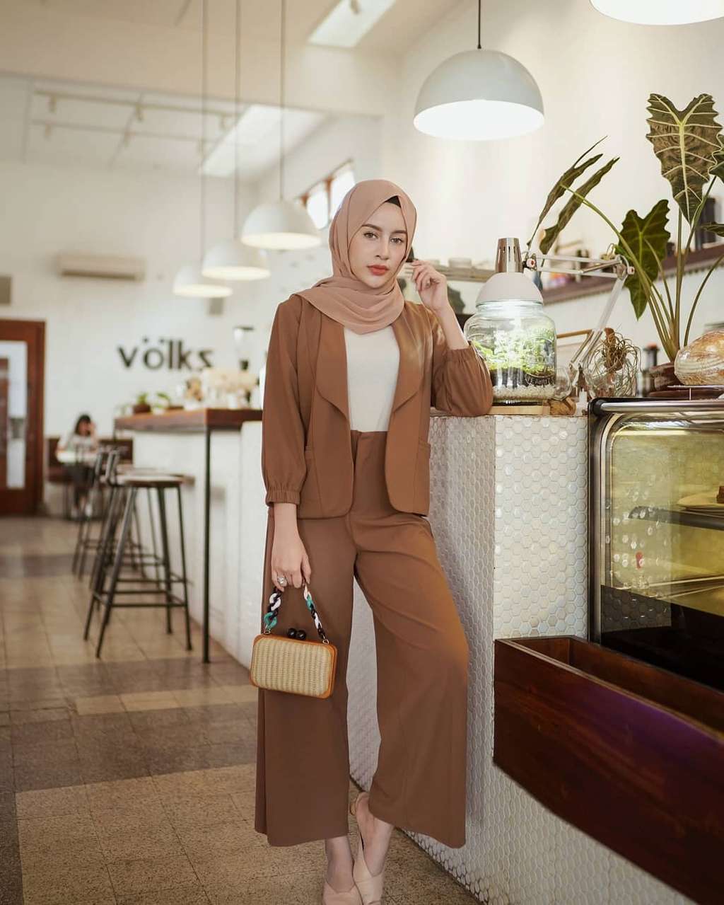 8 Inspirasi Foto OOTD ala Selebgram Cantik Aghnia Punjabi