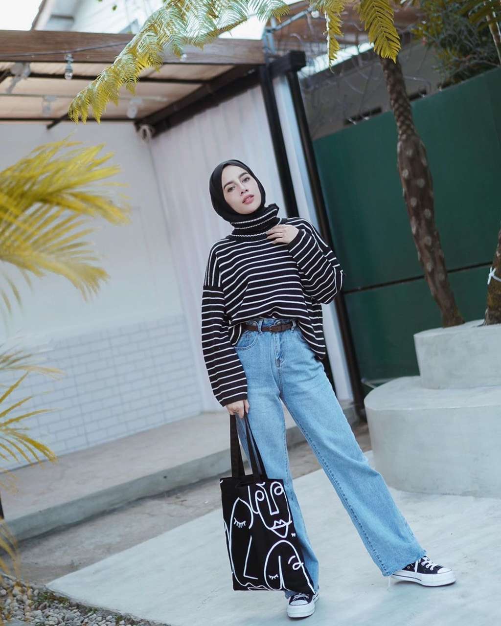 8 Inspirasi Foto OOTD ala Selebgram Cantik Aghnia Punjabi
